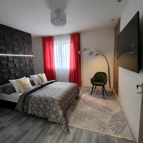 - une chambre avec un lit et une fenêtre rouge dans l'établissement Dolce vita Prémium, à Budapest