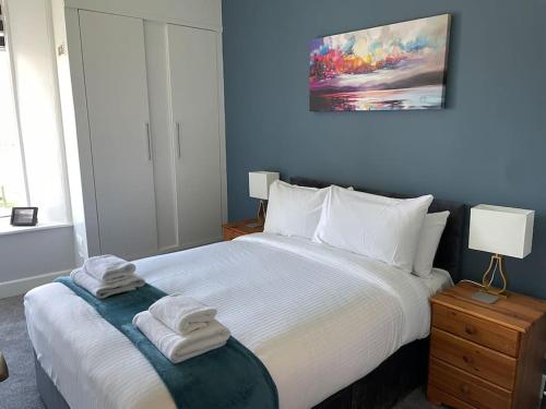 Ένα ή περισσότερα κρεβάτια σε δωμάτιο στο 5 minutes from Loch Lomond - Newly Renovated Ground Floor 1-Bed Flat