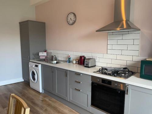 Η κουζίνα ή μικρή κουζίνα στο 5 minutes from Loch Lomond - Newly Renovated Ground Floor 1-Bed Flat