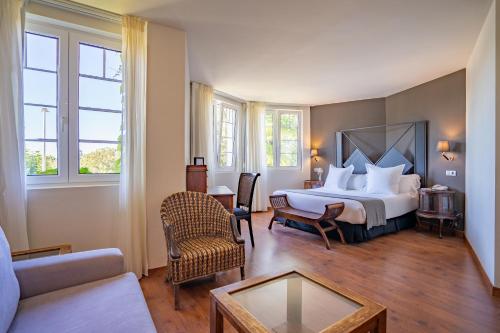 擻莫的住宿－托雷斯德索莫酒店，酒店客房设有一张大床和一张沙发。