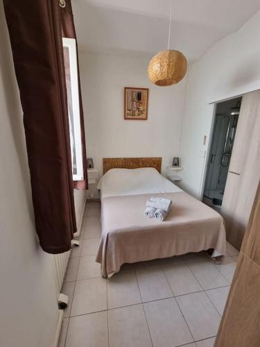 une petite chambre avec un lit dans une pièce dans l'établissement Porquerolles - La Porquerollaise, à Porquerolles