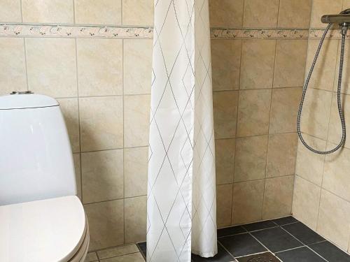 een badkamer met een toilet en een douche bij Holiday home HAKENÄSET IV in Balkeröd