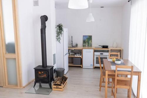 cocina con fogones en una habitación con mesa en Nowy dom przy starym krześle - w Pelniku, en Pelnik