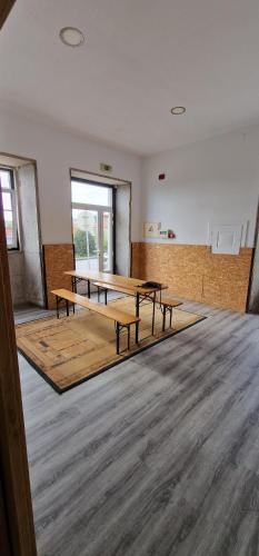 une pièce vide avec des tables en bois au milieu dans l'établissement Casa do Adro, à Viana do Castelo