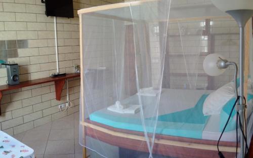 a plastic room with a bed in a room at Villa Pistaches in Grand-Bourg