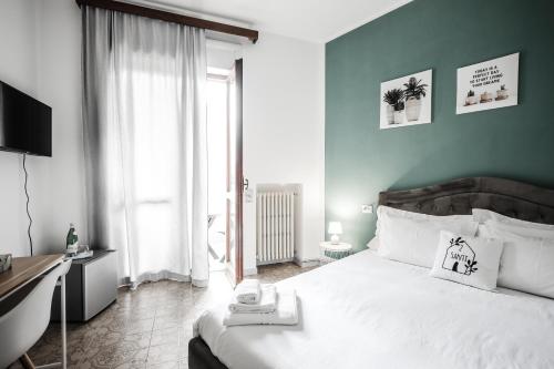 Un dormitorio con una cama con un teléfono. en 2 Santi - Suite and Rooms en Lecce