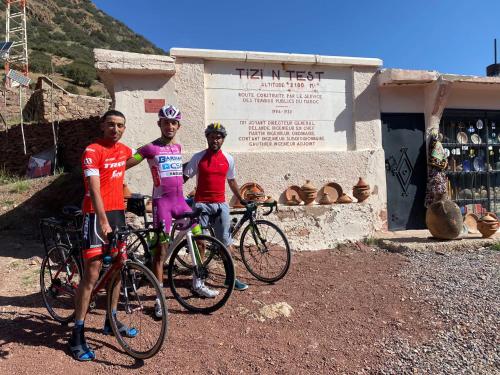 a group of three people standing next to their bikes at Tizintest LA HAUTE VUE 2100M - Hôtel Restaurant in Mezdiout