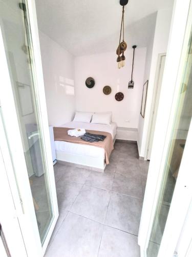 a small bedroom with a bed in a room at Joannes Vacation Rooms in Adamas