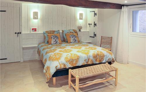 ein Schlafzimmer mit einem großen Bett und einem Stuhl in der Unterkunft Gorgeous Apartment In Villes Sur Auzon With Wifi in Villes-sur-Auzon