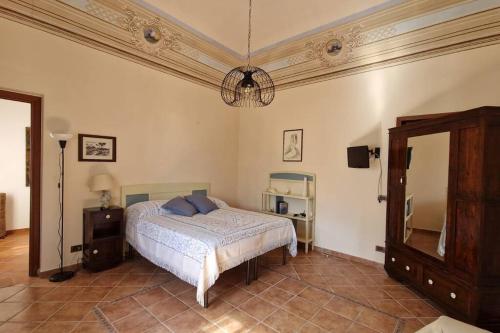 1 dormitorio con cama y espejo grande en La Cava di Sasà en Favignana