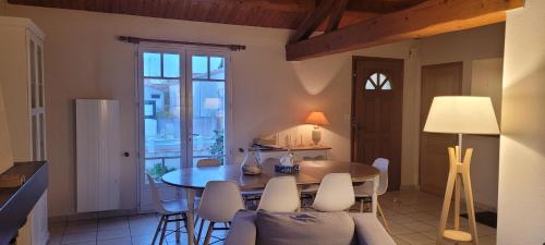 une salle à manger avec une table et des chaises dans l'établissement Maison Saint Jean de Monts 7 personnes - 3 chambres, à Saint-Jean-de-Monts
