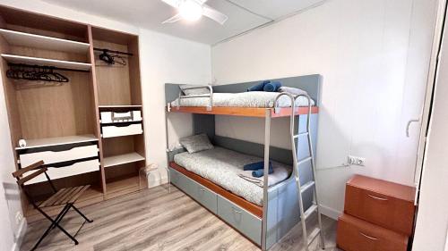 埃斯塔蒂特的住宿－Estartit Delta 4C，一间小房间,内设双层床