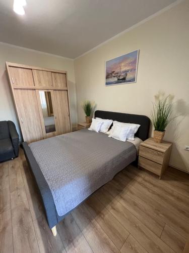 een slaapkamer met een groot bed met 2 kussens bij Valentino´s Residence in Constanţa