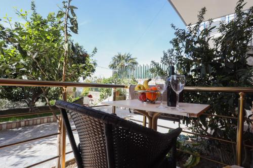 un tavolo con una ciotola di frutta su un balcone di Villa Coli a Vlorë