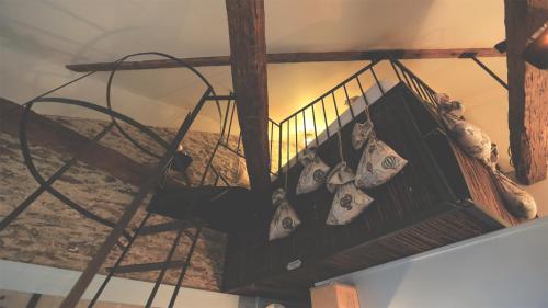 une cage avec des tasses suspendues au plafond dans l'établissement Surprenantes - Voyage en Ballon, à Nantes