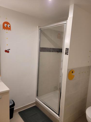 La salle de bains est pourvue d'une douche avec une porte en verre. dans l'établissement ☆ NintendMeaux ☆ Disneyland ☆ Family ☆ Quite ☆ Netflix & Disney+ ☆, à Meaux