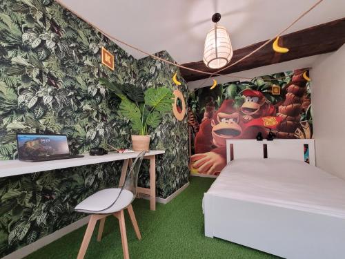 Cette chambre comprend un lit et un mur orné de plantes. dans l'établissement LevelUp Disneyland Family, à Meaux