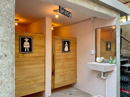 een badkamer met een wastafel en een spiegel bij Hotel and Beach Club Escape Holbox in Holbox Island