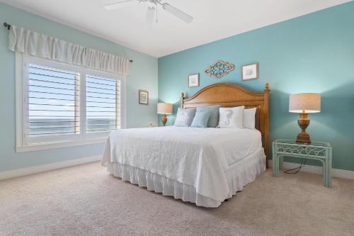 Schlafzimmer mit einem Bett und einem Fenster in der Unterkunft Escapes to the Shores 1004 in Orange Beach