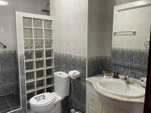 łazienka z toaletą i umywalką w obiekcie Under The Lime, beautiful apartment Los Cristianos w mieście Los Cristianos