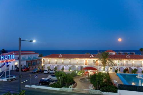 vistas a un hotel con aparcamiento en Hospedium Hotel Continental en Mojácar