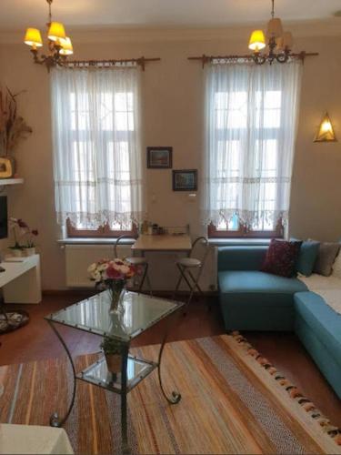 een woonkamer met een blauwe bank en een tafel bij soho apart in Istanbul