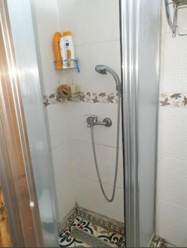 een douche met een glazen deur in de badkamer bij soho apart in Istanbul