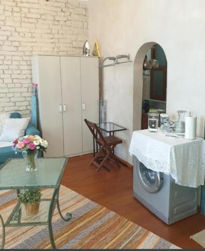 een woonkamer met een wasmachine en een tafel bij soho apart in Istanbul