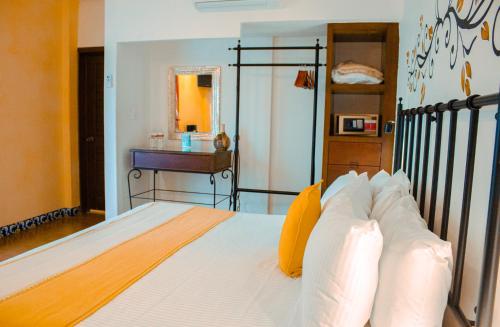 Ein Bett oder Betten in einem Zimmer der Unterkunft Hotel Oaxaca Real