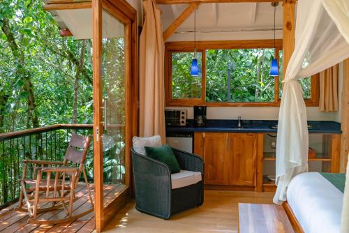 a room with a balcony with a bed and a kitchen at Rio Chirripo in Rivas