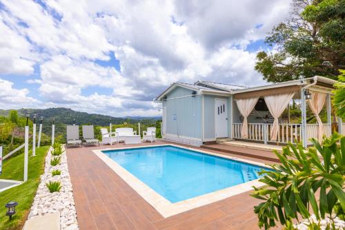 una piscina en un patio trasero con una casa en Bello Amanecer Guest House with Private Pool, en Anasco
