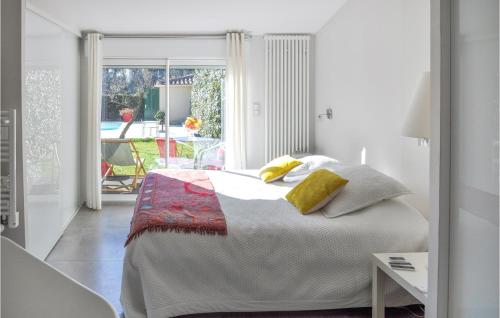 1 dormitorio con cama y vistas a un patio en Stunning Home In Vedne With Wifi, en Vedène