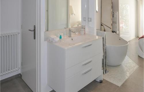 baño blanco con bañera, lavabo y tubermott en Stunning Home In Vedne With Wifi, en Vedène