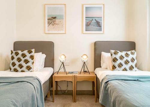 twee bedden naast elkaar in een kamer bij INF32J- Apotel Infinity by Roomservices in Estepona