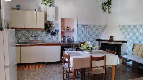 uma cozinha com uma mesa e uma cozinha com uma lareira em L' acero rosso em Miglianico