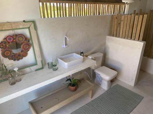 une salle de bain avec un lavabo et des toilettes dans l'établissement Cabana Cachandó, à Corumbau