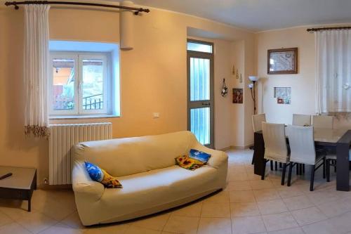 uma sala de estar com um sofá e uma mesa em Relax vicino Ascoli Piceno em Ascoli Piceno