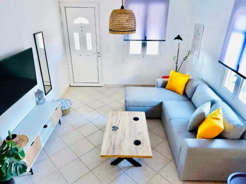 卡拉馬基的住宿－JAVA GEVA zen living，客厅配有蓝色的沙发和桌子