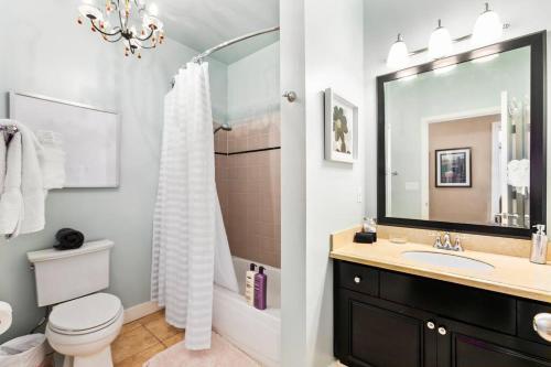 bagno con lavandino, servizi igienici e specchio di Corner Unit in the middle of it all - 99 Walkscore a Seattle