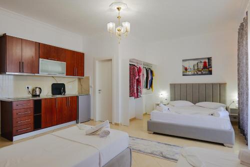 Habitación de hotel con 2 camas y TV en Eleni Guest House en Sarandë