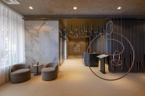 a lobby with a table and chairs in a building at Studio Luxo Itaim - Homax in Sao Paulo