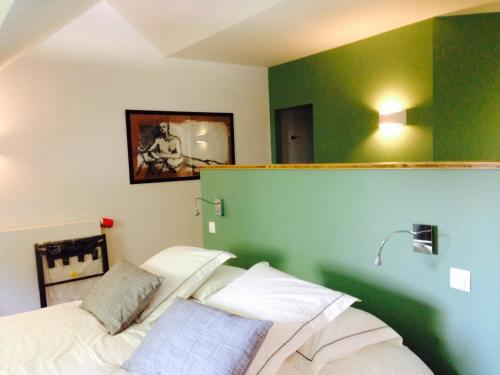 a bedroom with green and white walls and a bed at Manoir des Eperviers in Quéven