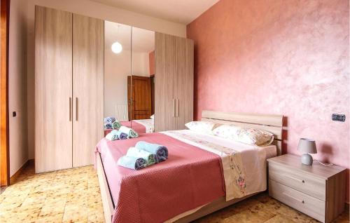 En eller flere senger på et rom på Amazing Home In Roccadaspide With Wifi