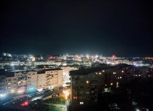 - une vue sur la ville la nuit avec des lumières dans l'établissement Msm-2, à Pristina