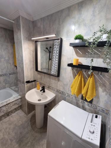 a bathroom with a sink and a toilet and a tub at a 2 min de la Catedral in Oviedo