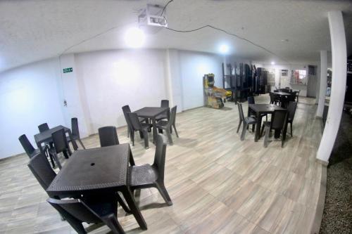 阿卡西亞斯的住宿－BAHIA MALECON，用餐室配有黑色的桌椅
