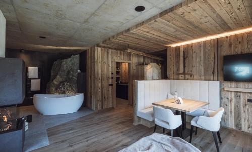 Televízia a/alebo spoločenská miestnosť v ubytovaní Amus Chalets Dolomites - Luxury Chalets South Tyrol