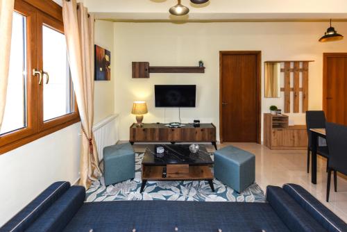 uma sala de estar com um sofá e uma televisão em Sea Salt Village House em Samos