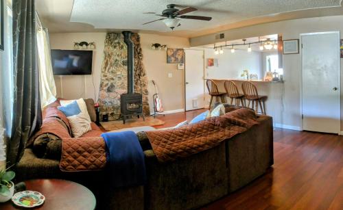 a living room with a couch and a table and a kitchen at Wona's 2 bedrooms full kitchen in Oakhurst