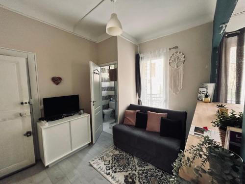 un salon avec un canapé et une télévision dans l'établissement Monaco is mine - 7 mns walk from Le Casino !, à Beausoleil